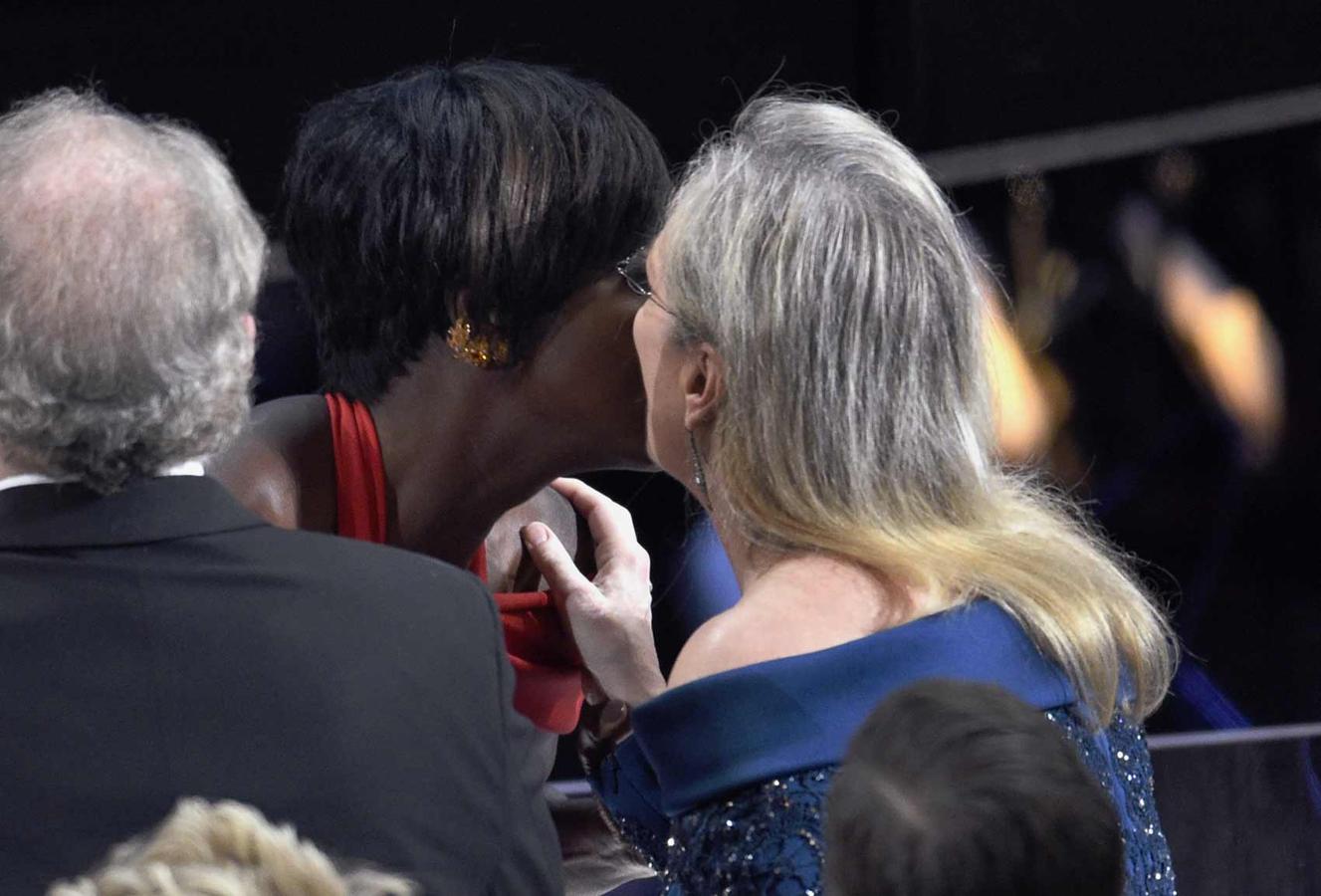Meryl Streep felicita con un beso a Viola Davis por su Oscar como Mejor actriz de reparto por 'Fences'.