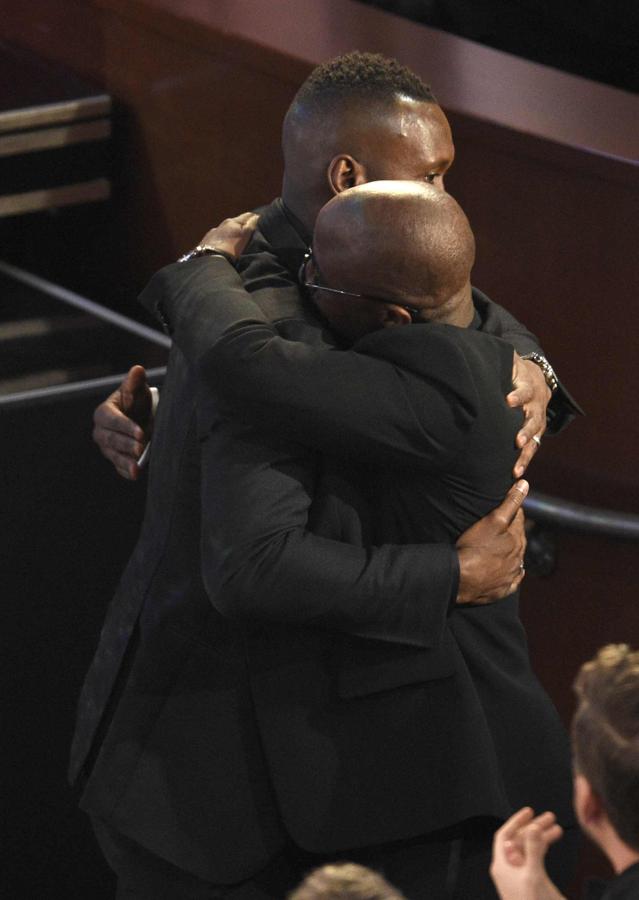 Mahershala Ali recibe el abrazo de Barry Jenkins tras alzarse con el Oscar al Mejor actor de reparto.
