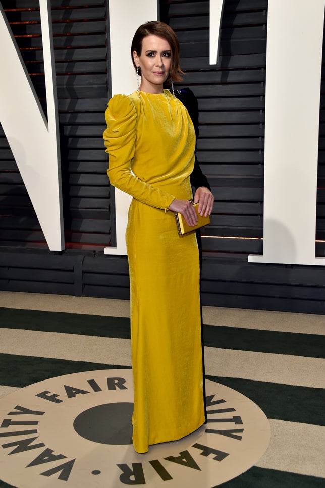 Sarah Paulson es una de nuestras favoritas con este vestido de terciopelo bicolor de Ronald van der Kemp.