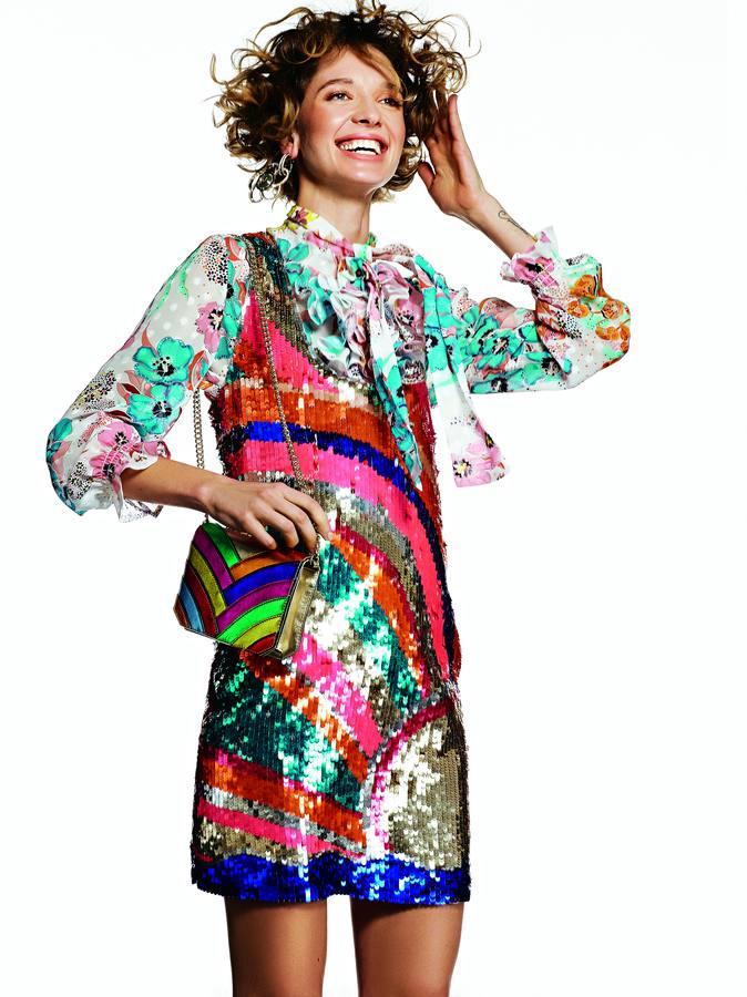 Blusa y vestido de lentejuelas de Just Cavalli, que también firma el bolso multicolor. Los pendientes son de Chanel.