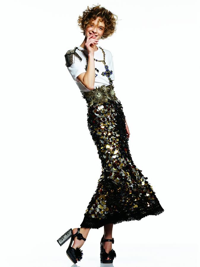 Total look de camiseta, falda con godets y sandalias de Dolce & Gabbana.