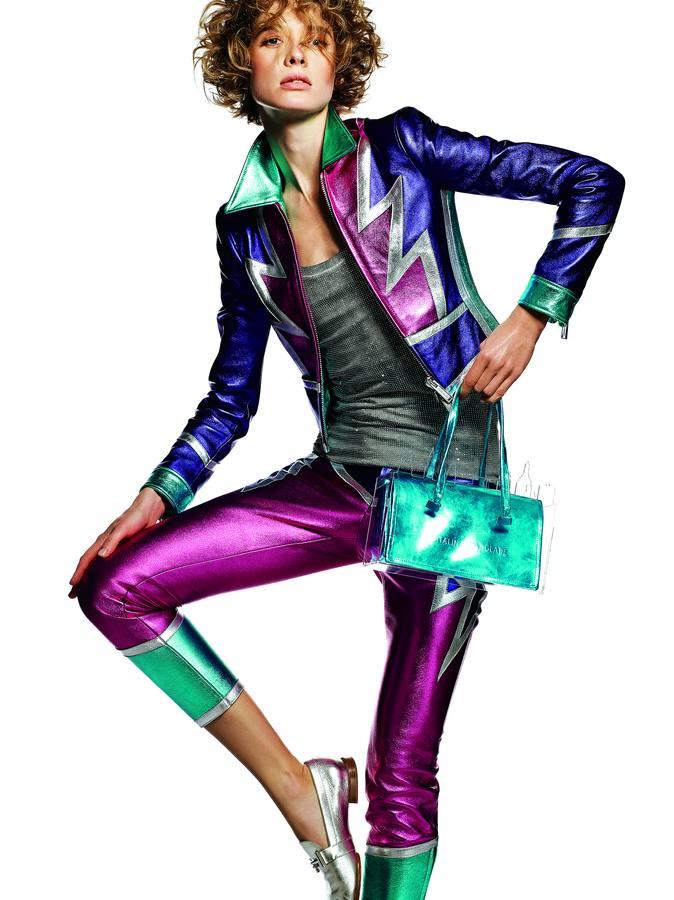 Cazadora, pantalón y camiseta de Dsquared2. Zapatos de Tod's y bolso de Catalina D'Anglade.