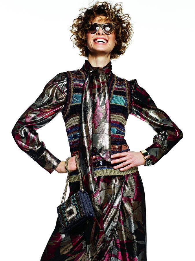 Vestido de MArc Jacobs para Ekseption con chaleco de Dsquared2, que también firma las gafas de sol. Brazalete de Marni y bolso de Roger Vivier.