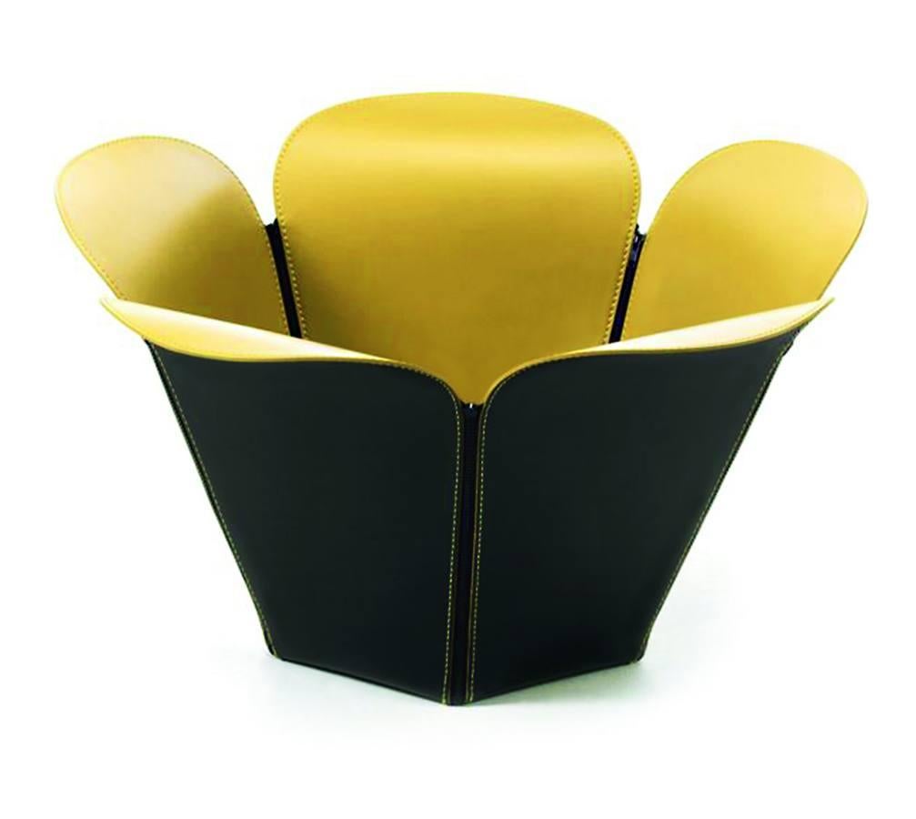 Diseñada por Diana Zabarella, Daisy es una flor que se abre y se cierra con cremalleras, hecha en un aglomerado de piel negra. www.rochebobois.com.