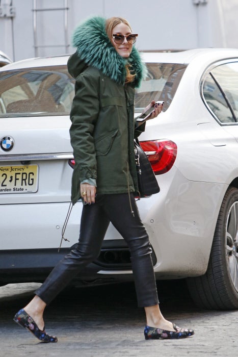 Si con vestidos y faldas no usa medias, con pantalones y mocasiones tampoco calcetines.