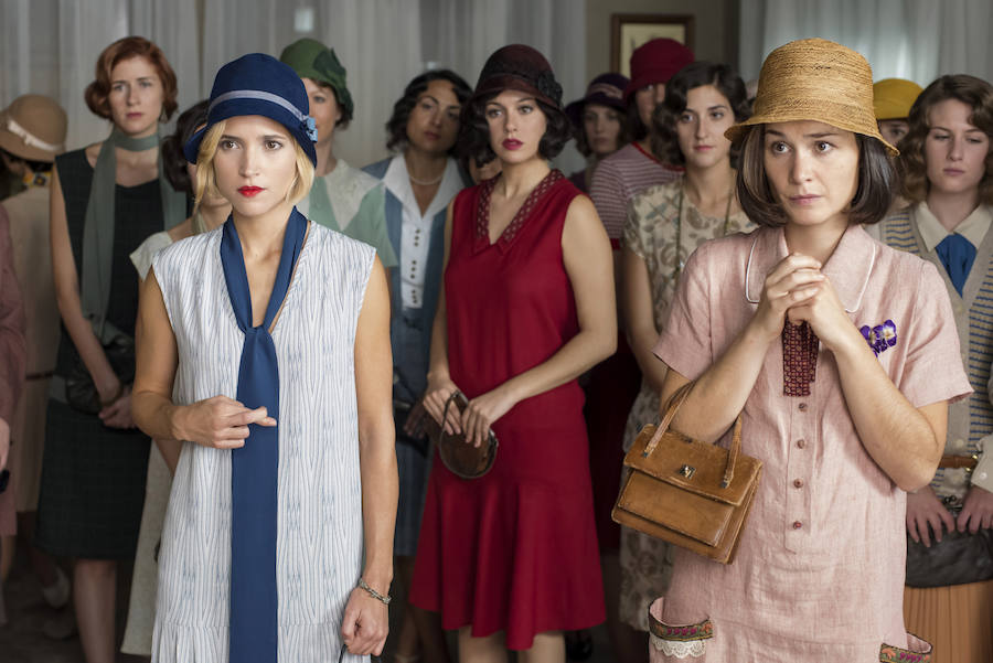 Madrid, 1928. Cuatro chicas comienzan a trabajar como telefonistas en el edificio más moderno de toda la ciudad. Para Lidia, Marga, Ángeles y Carlota empieza la lucha por una independencia que tanto su entorno como la sociedad de entonces les niega. Su amistad será clave para conseguir sus sueños y juntas irán descubriendo lo que significa la verdadera libertad.