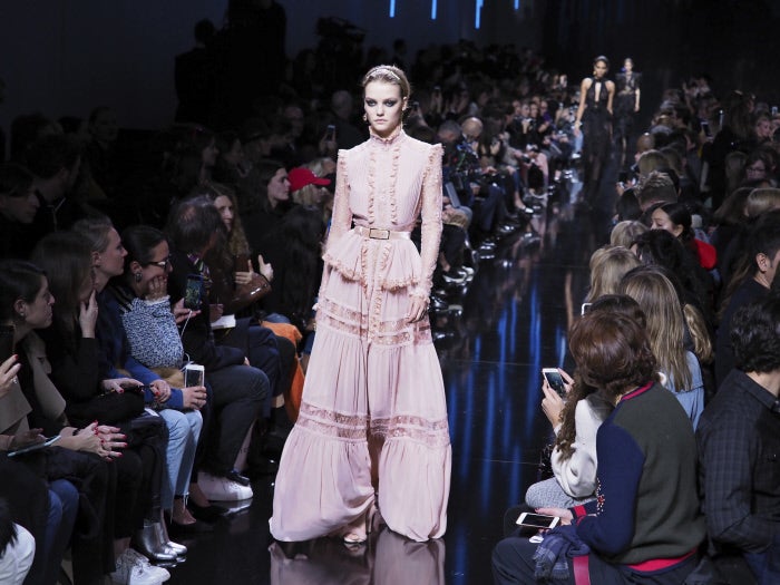 Los vestidos de estilo romántico, que también han triunfado entre lo nuevo de Valentino, están confeccioandos con tejidos vaporosos y se llenan de sensualidad con transparencias y cinturores que marcan la figura femenina.