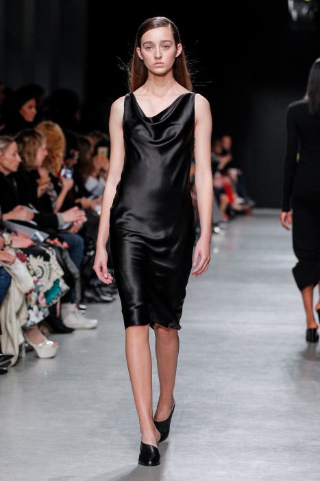 No faltó el clásico vestido de cóctel negro, que en este caso está confeccionado con satén, el auténtico tejido protagonista del próximo otoño invierno.