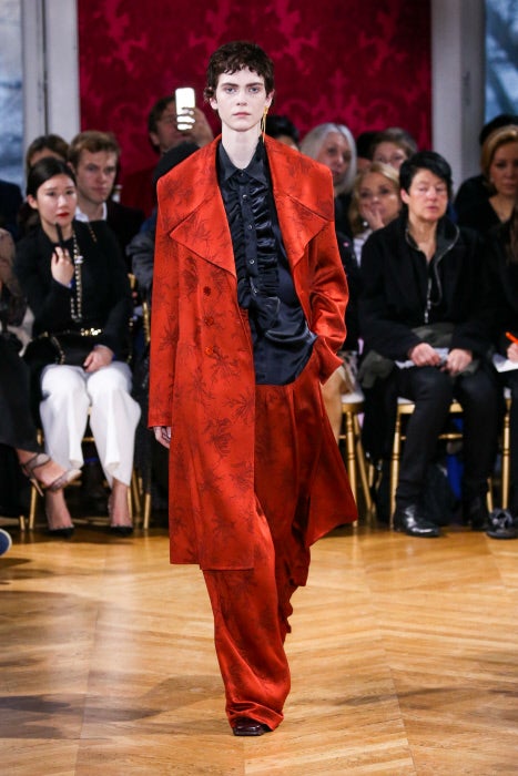 Los trajes masculinos se reinventan en clave maxi y con un tejido tan exquisito como la seda.