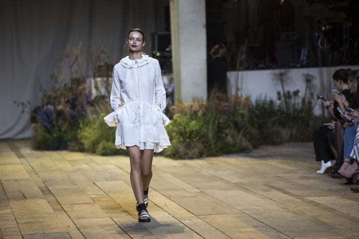 Fuera del programa oficial de las pasarelas de París, el gigante sueco presentó por primera vez en una colección 'see now, buy now'.