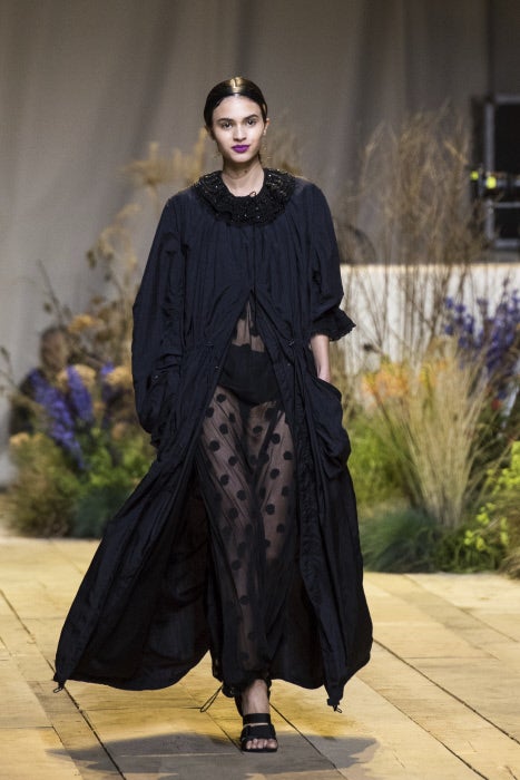 Las transparencias llenan de sensualidad los looks de la mujer de H&M