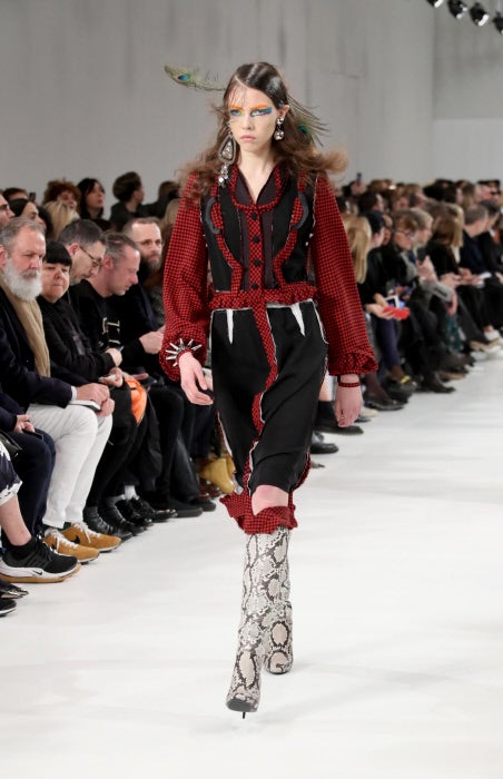 La mezcla de estampados, seña de identidad de la casa, no ha faltado en lo nuevo de Galliano.