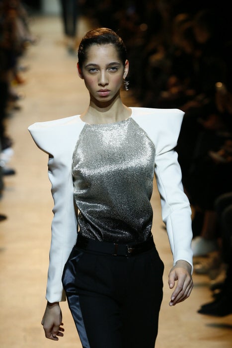 El diseñador de Estrasburgo subió a la pasarela una colección muy sexy y ochentera en la que los hombros fueron los grandes protagonistas.