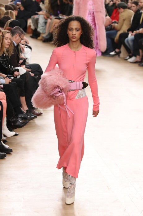 Los bolsos bailan a golpe de música country: el Tupi, el Chimarico (con cierre en forma de herradura) y el Bronco, inspirado en la silla de montar mexicana, con un patchwork de estrellas que evoca el cielo de una noche clara en el desierto.