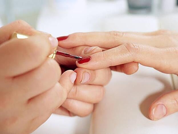 Manicura con esmalte en color rojo