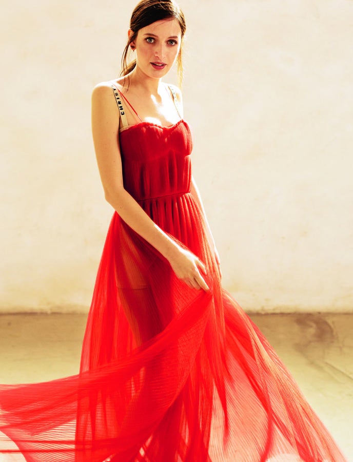 Vestido de tul, conjunto de corsetería y pendientes, todo de Dior.