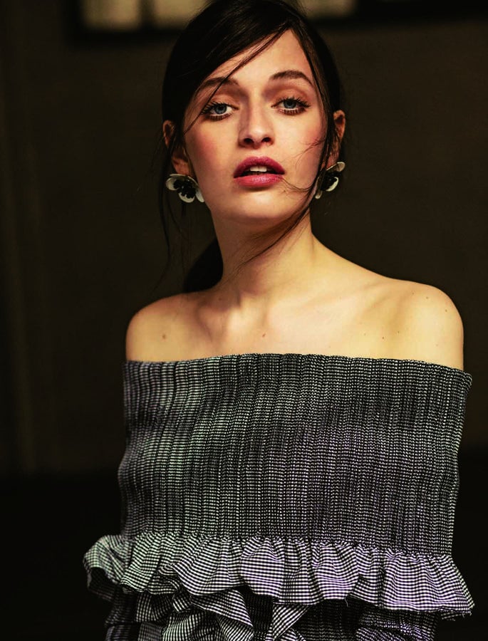 Vestido de cuadros vichy, de Juan Vidal. Los pendientes de flores son de Radá.