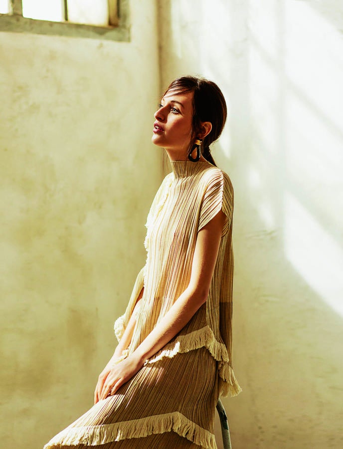 Vestido plisado y pendientes, de Loewe.