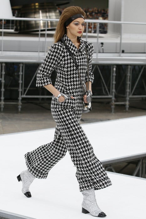 Gigi Hadid fue una de las modelos que desfiló con las novedades de la maison que reinterpreta sus botas con puntera negra con efecto glitter y retoma la pata de gallo, uno de los estampados más icónicos del invierno.