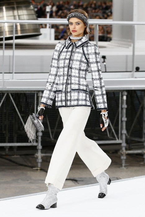 El desfile de Chanel es uno de los más espectacualres. Esta vez un cohete de unos 50 metros de alto convirtió al Grand Palais en la pasarela más futurista.