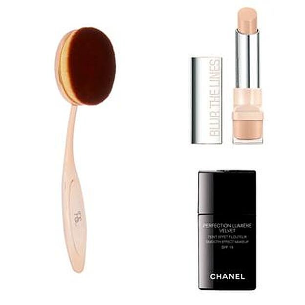 Brocha ovalada para fondo de maquillaje de Primark Beauty (6 euros). Difuminador y corrector en barra Blur the Lines de Bourjois (12,90 euros). Base de maquillaje mate Perfection Lumière Velvet de Chanel (43 euros).