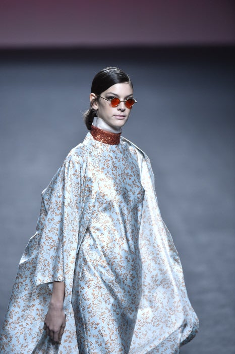 En el desfile de The 2nd Skin Co, la top model española lució unas gafas de sol redondas con un exquisito conjunto estampado de estilo asiático.