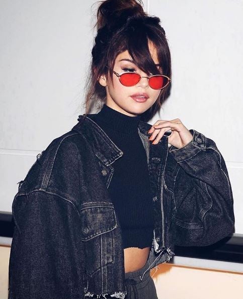 El verano pasado Selena ya lucía las gafas de sol que se acabarían convirtiendo en el objeto de deseo fashionista de las famosas y lo hacía de la manera más casual: pantalón de chándal, top y chaqueta denim.