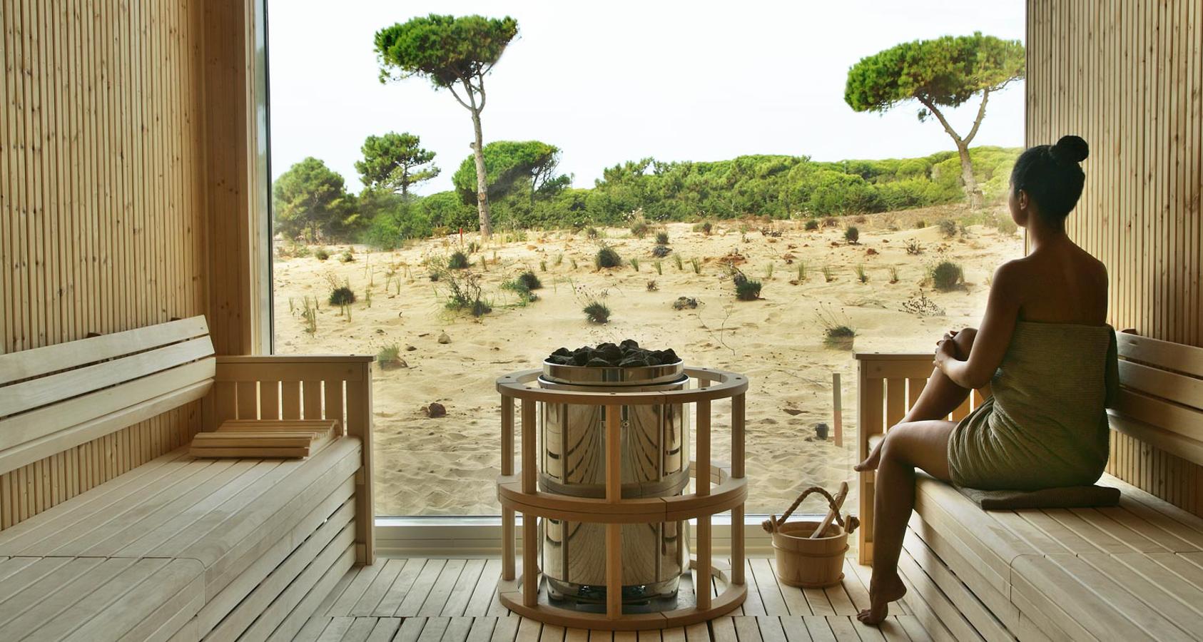 Está a solo 20 minutos de la capital portuguesa, pero es el lugar perfecto para olvidarse del mundo. The Oitavos, en Cascais, ofrece alojamiento en suites, lofts y villas privadas, tiene un exclusivo spa con tratamientos de La Beauté y permite disfrutar del golf, la hípica, deportes náuticos... www.theoitavos.com.