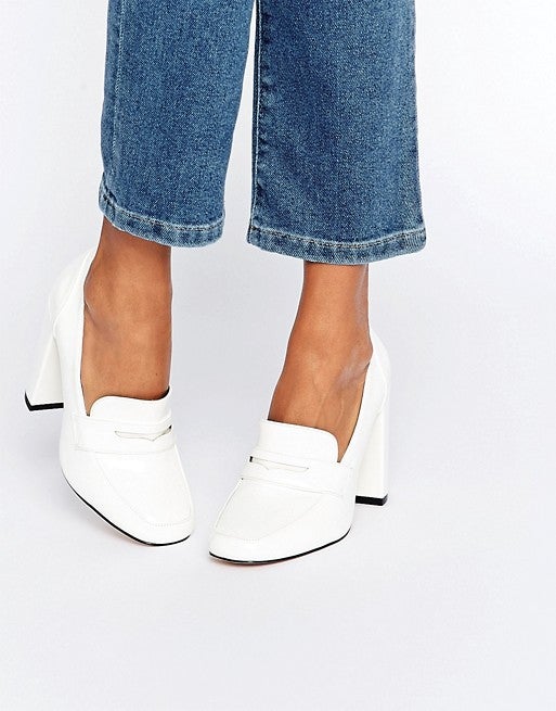 Mocasiones blanco de tacón cuadrado de Asos. Precio: 34,99 euros.