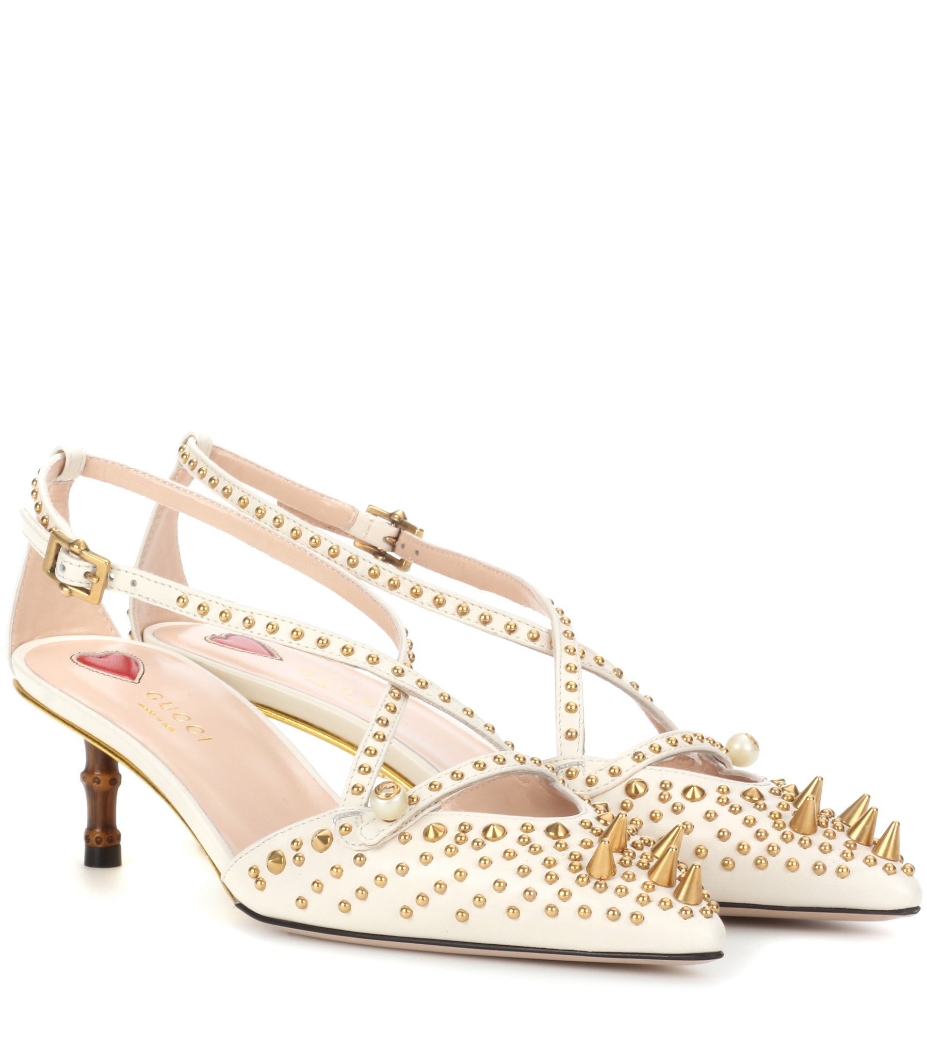 Zapatos blancos con tachuelas y tacón de bambú de Gucci. Precio: 980 euros.