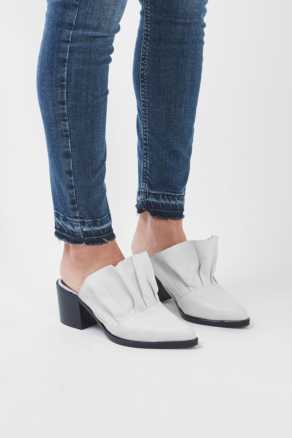 Zuecos blancos con volantes de Topshop: Precio: 98 euros.