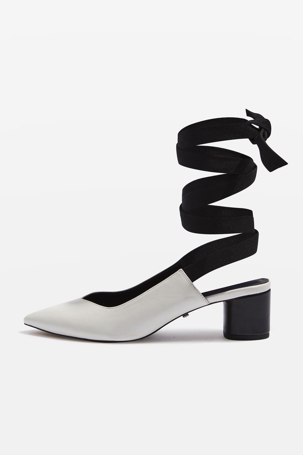 Zapatos blancos con lazada de Topshop. Precio: 52 euros.