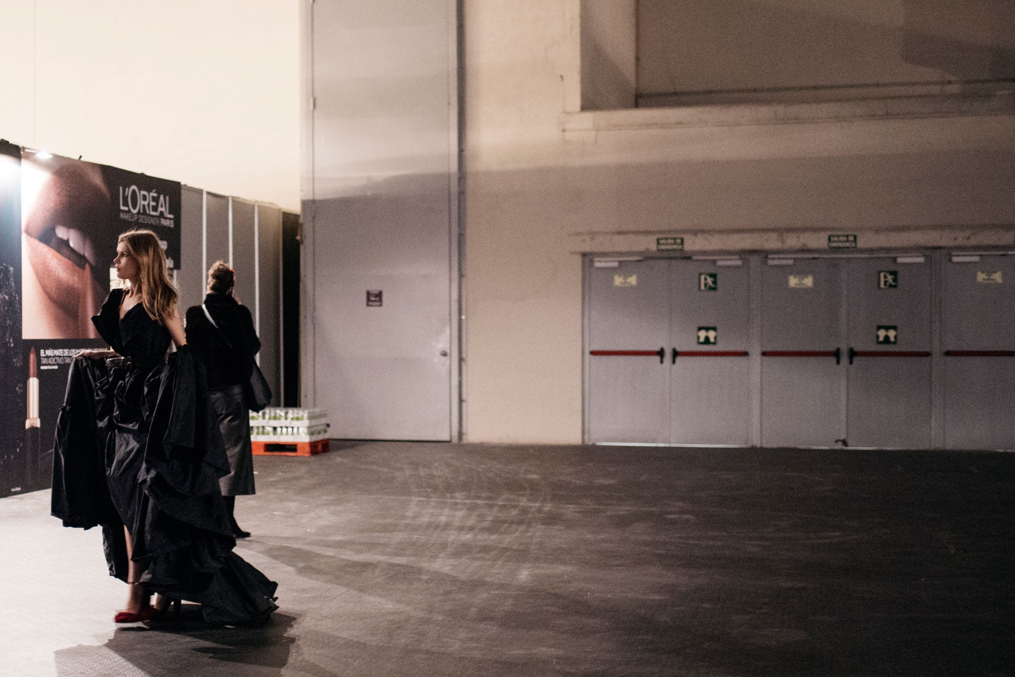 Hay veces que te encuentras cosas tan contradictorias como una modelo vestida con un espectacular vestido de 'prêt-à-couture' en medio de una nave industrial...