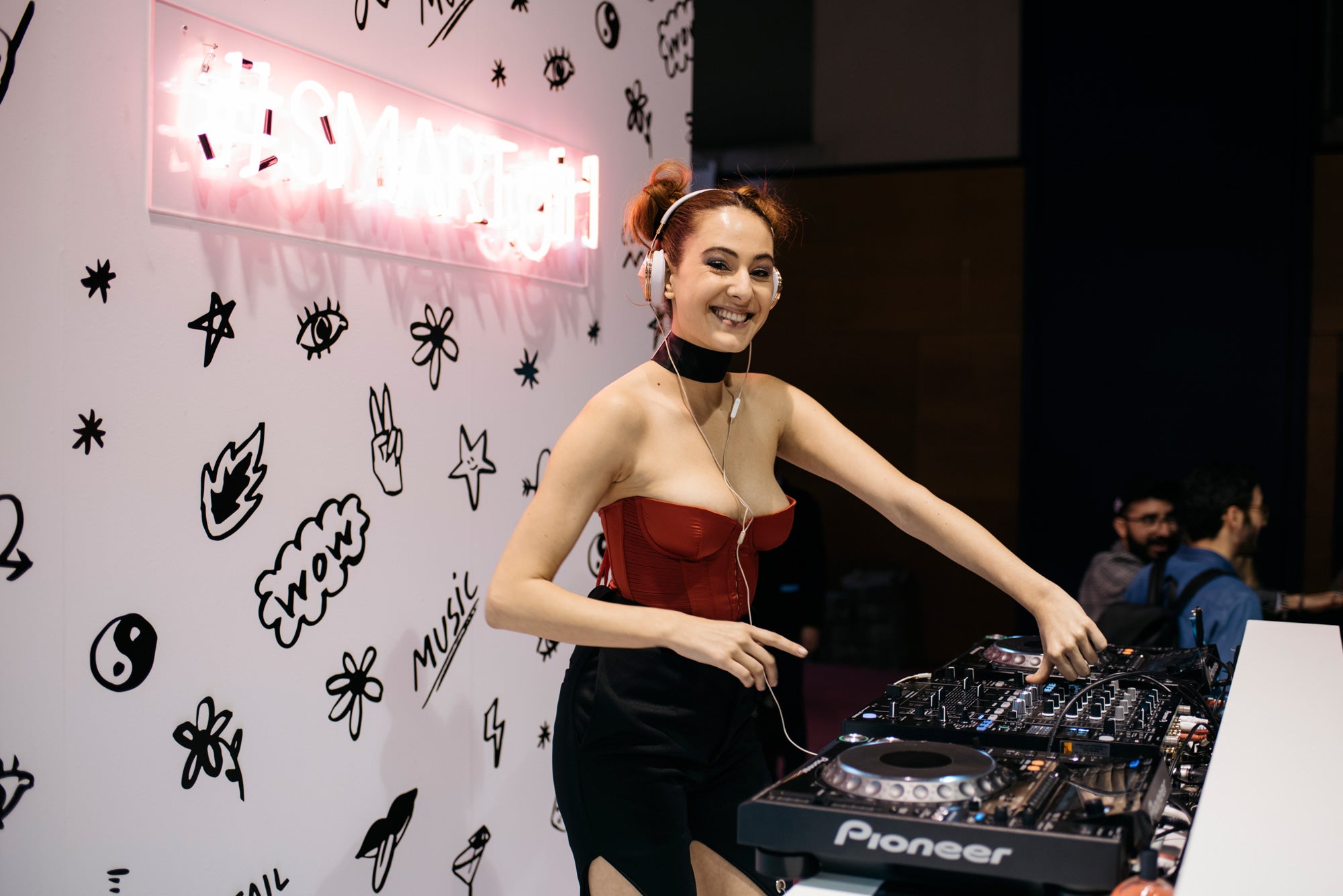 Por supuesto, siempre hay espacio para la música. Porque, ¿no es una fiesta (de la moda) una 'fashion week'?