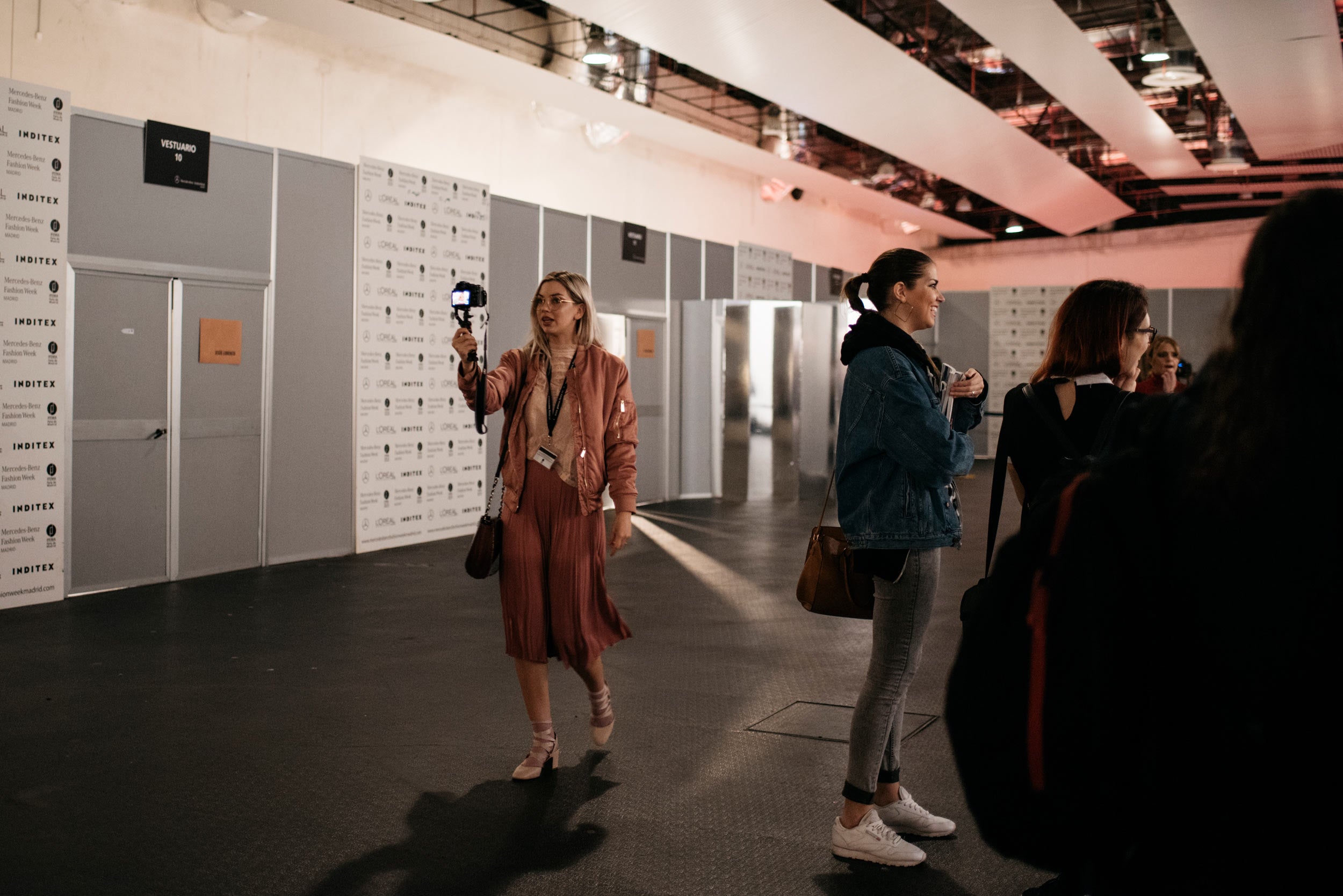 Las redes sociales son las reinas del 'backstage', y no es extraño encontrarte imágenes como esta. Eso sí, tienes que tener cuidado para no chocarte con nadie...