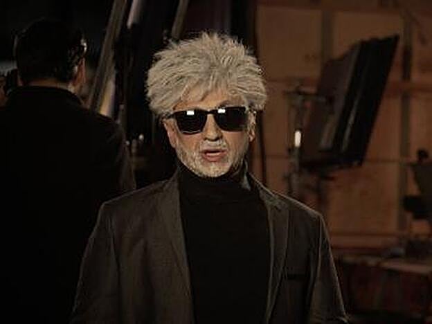josé Mota imitando a Pedro Almodovar.