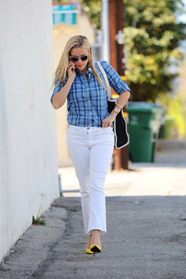 Pantalón blanco recto de talle bajo + camisa de cuadros + salones amarillos