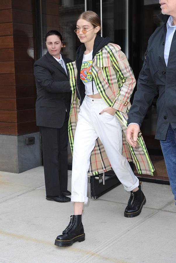 Gabardina de cuadros Burberry + camiseta + pantalón blanco + botas D. Martens