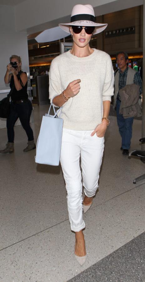 Pantalón blanco + jersey beige + salones beige + bolso azul