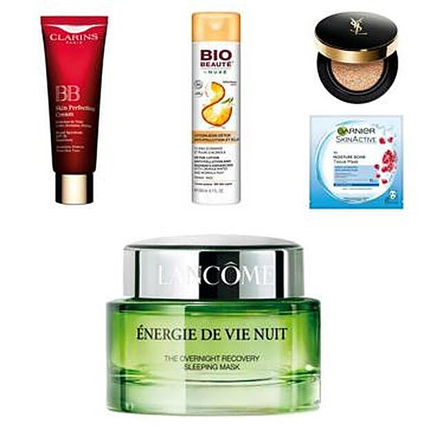 BB Cream Skin Perfecting Cream de Clarins (35 euros). Loción Detox Anticonta-minación y Luminosidad de Bio-beauté by Nuxe (15,90 euros). Le Cushion Encre de Peau de Yves Saint Laurent (58,80 euros). Mask Tissu Hydra Bomb hidratante y revitalizante de Garnier (2,50 euros). Énergie De Vie The Overnight Recovery Sleeping Mask (65 euros).