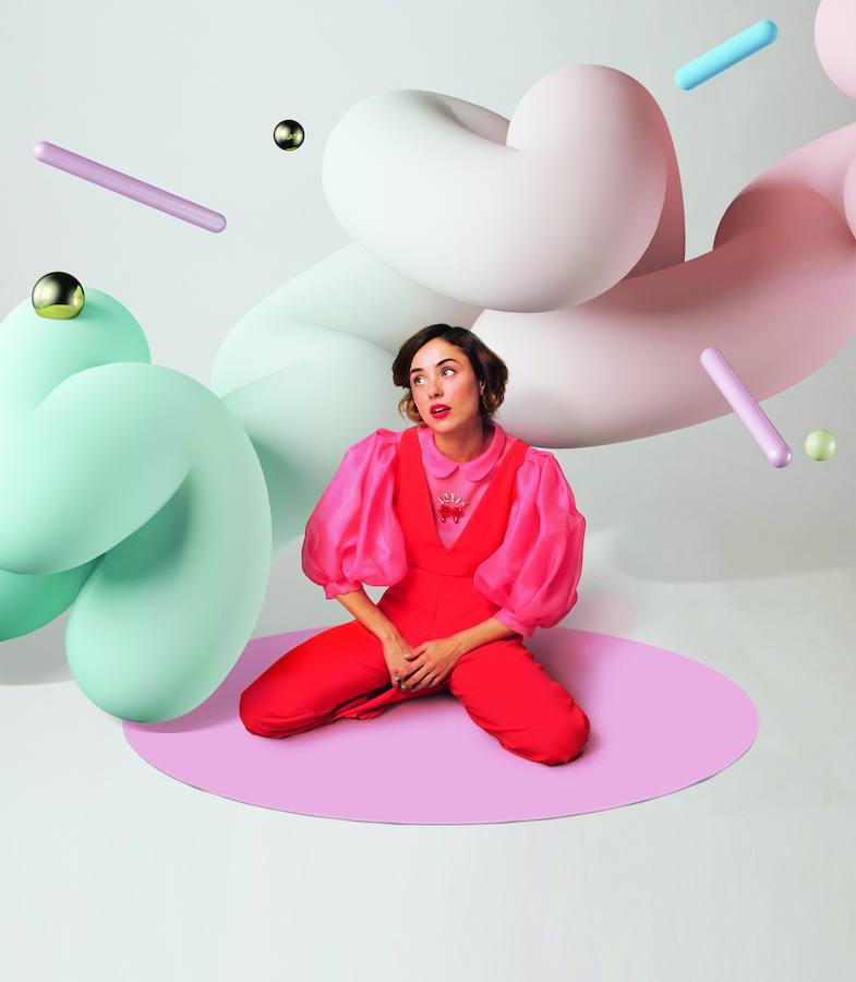 Lydia Delgado y Miranda Makaroff forman un tándem infalible. Madre e hija se divierten en su aventura compartida, la colección Miranda for Lydia. "Mi madre es supersofisticada, elegante, un poco parisina... -dice Miranda-. Y yo tengo un lado un poco más sexy, más macarrilla, más trash. Pero entiende a la perfección lo que le cuento". En su nueva colección, la arquitectura art déco, el ambiente de Los Ángeles y la Francia de María Antonieta se funden en blusas con volúmenes, trajes de chaqueta con volantes y abrigos de patchwork. Sedas, encajes, puntillas y detalles glam, en una campaña con pinceladas surrealistas.