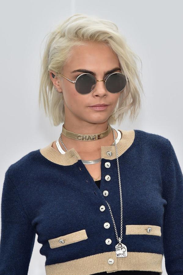 Cara Delevingne pasó de la melena larga al long bob y esta primavera ha vuelto a pasar por la peluquería para lucir este bob recto en rubio platino.
