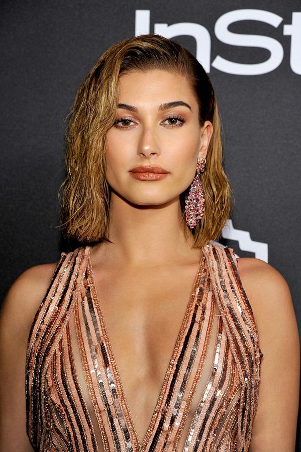 La melena midi es una de las grandes apuestas de esta primavera. Hailey Baldwin la luce recta y por encima de los hombros.