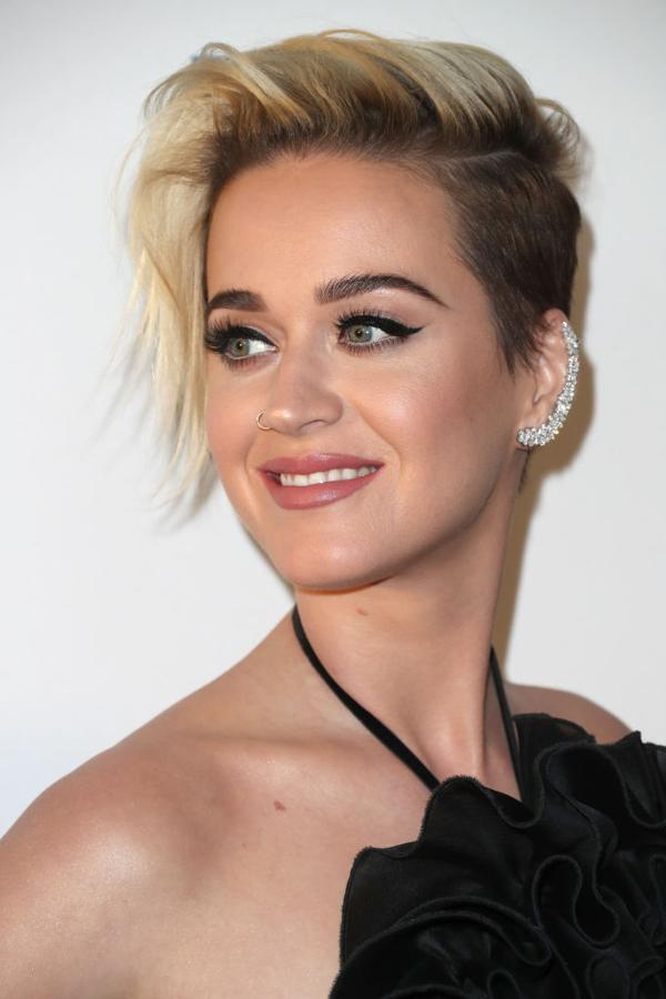 La cantante Katy Perry no tiene miedo a las tijeras y ha estrenado un pixie, con flequillo lateral largo y semi rapado. Un corte de pelo donde se mezclan el negro en las raíces y el rubio platino, otra de las tendencias de este 2017.