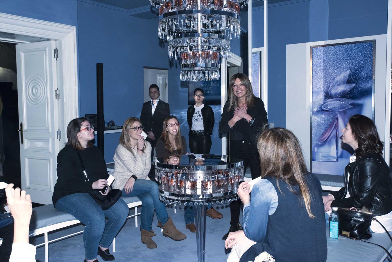 Una de las sorpresas de La Maison Lancôme en 2017 ha sido la nueva versión de La Vie Est Belle: La Vie Est Belle Éclat. Las lectoras de Mujerhoy pudieron conocer en exclusiva (no estará a la venta hasta septiembre), su frasco de cristal facetado y su jugo declinado en una versión más floral gracias al azahar, la bergamota y un bouquet de flores blancas.