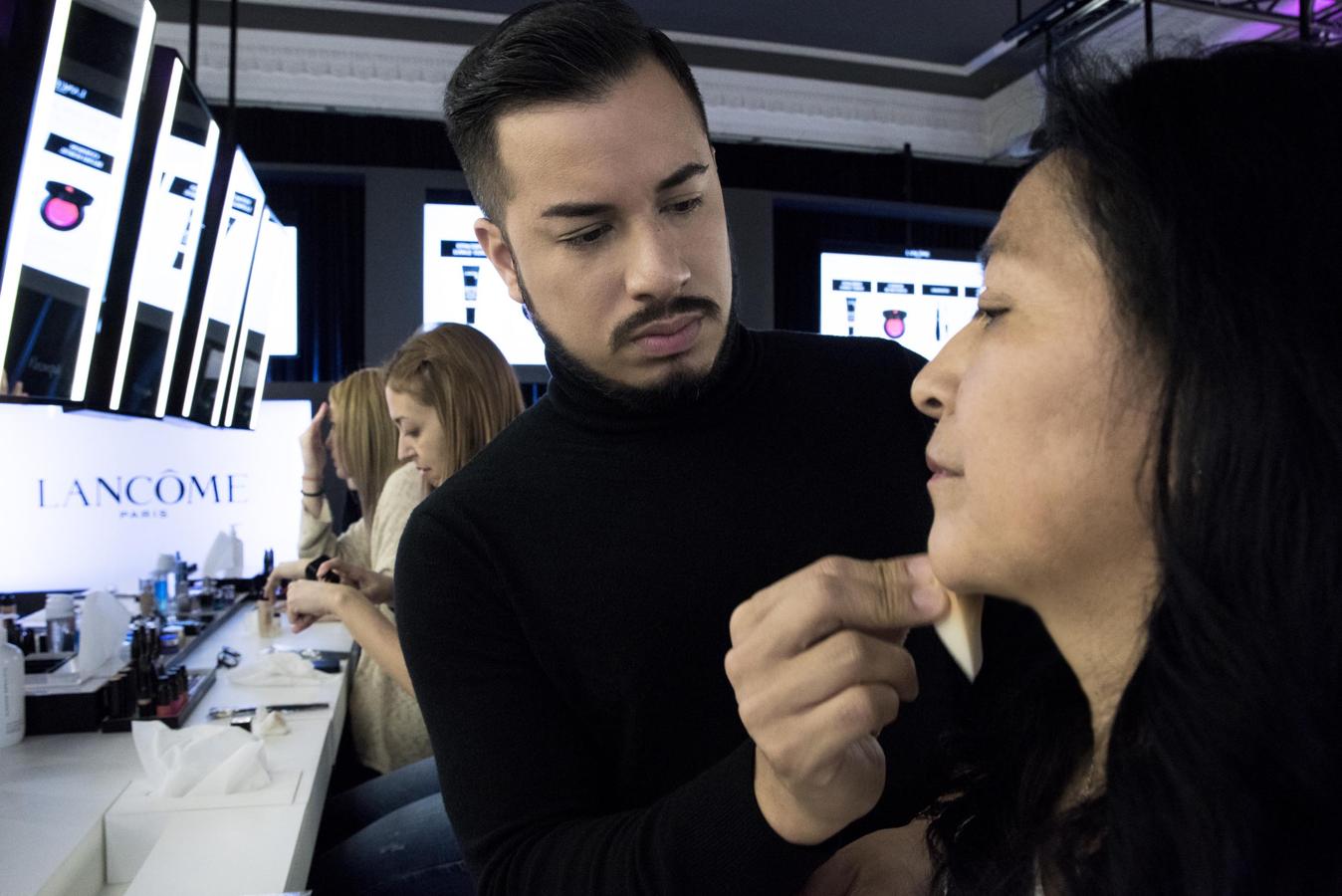 Carlos Damián, beauty expert de Lancôme, en un momento de la master class de maquillaje en la que las lectoras aprendieron los mejores trucos para sacarse el máximo partido.