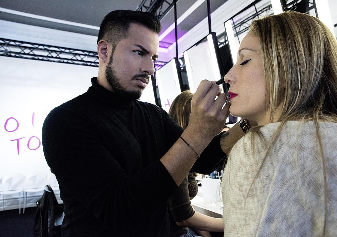 Carlos Damián completando el maquillaje de una de las lectoras de Mujerhoy.