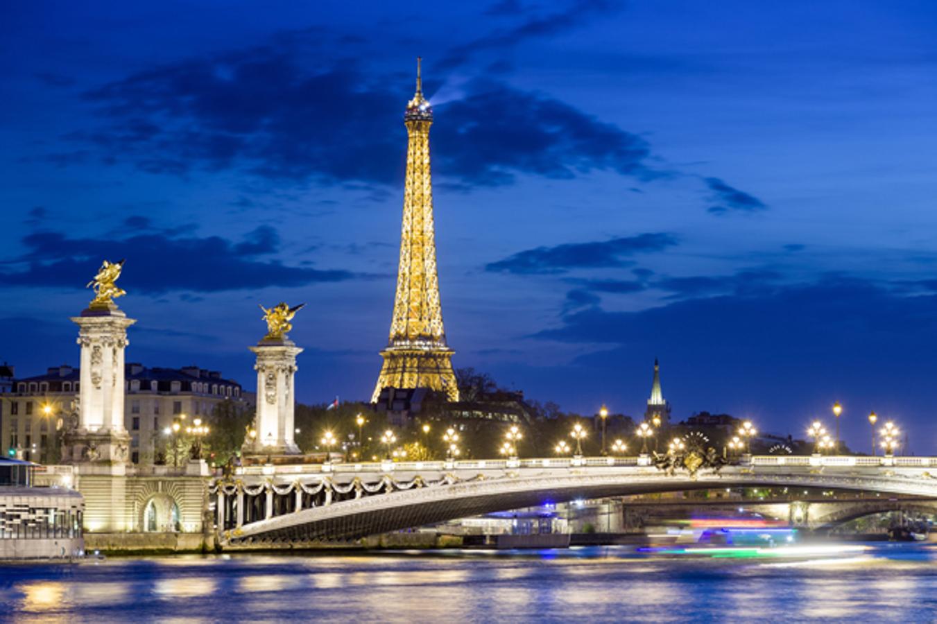 La ciudad de la luz, la ciudad del amor, la capital de la moda, el rincón en el que el arte flota en el ambiente y que tiene ese 'ne sais quoi' que enamora e invita a querer volver una y otra vez a descubrir sus calles de bohemia, sus restaurantes a la luz de las velas, sus vistas al atardecer desde la 'rive gauche'. Como decía Audrey Hepburn, "París es siempre una buena idea".