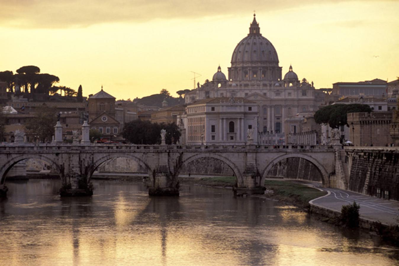 La Ciudad Eterna es historia viva de nuestro Viejo Continente, y por eso siempre merece una visita para emparse de la cultura de la que llevamos siglos bebiendo, del arte que aparece como por arte de magia al girar cualquier esquina.