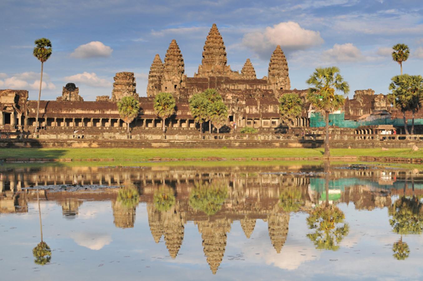 Despertarse cuando la noche aún cubre Camboya merece la pena para descubrir cómo, al amanecer, despierta también la vista impresionante de los templos de Siem Reap. La naturaleza más salvaje y el arte ancestral se dan la mano en un complejo único que te transporta a otro mundo, a un mundo interior desconocido, pero que no se olvida y te marca de por vida.